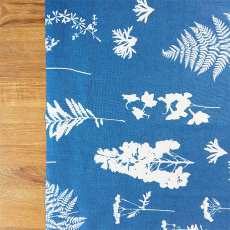 Imprint Blue – Susanne Schjerning tekstilvoksdug med skridsikker bagside, miljø