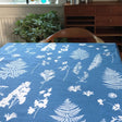 Imprint Blue – Susanne Schjerning tekstilvoksdug med skridsikker bagside
