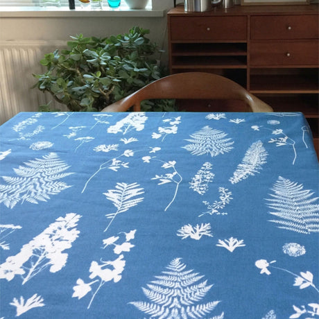 Imprint Blue – Susanne Schjerning tekstilvoksdug med skridsikker bagside