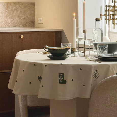 Julia Grøn – Broderet juledug / juletræstæppe i bomuld Ø140 cm