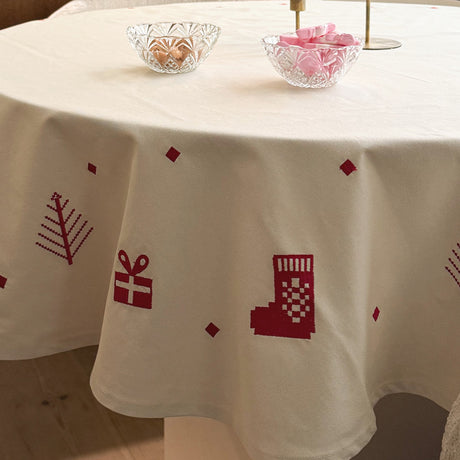 Julia Rød Broderet Juledug / Juletræstæppe – Ø 140 cm, nærbillede