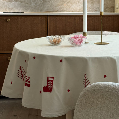 Julia Rød Broderet Juledug / Juletræstæppe – Ø 140 cm