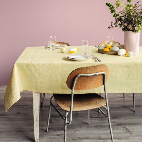 Juna Easter Gul Damaskdug – Elegant påskedug 150 x 220 cm, miljø