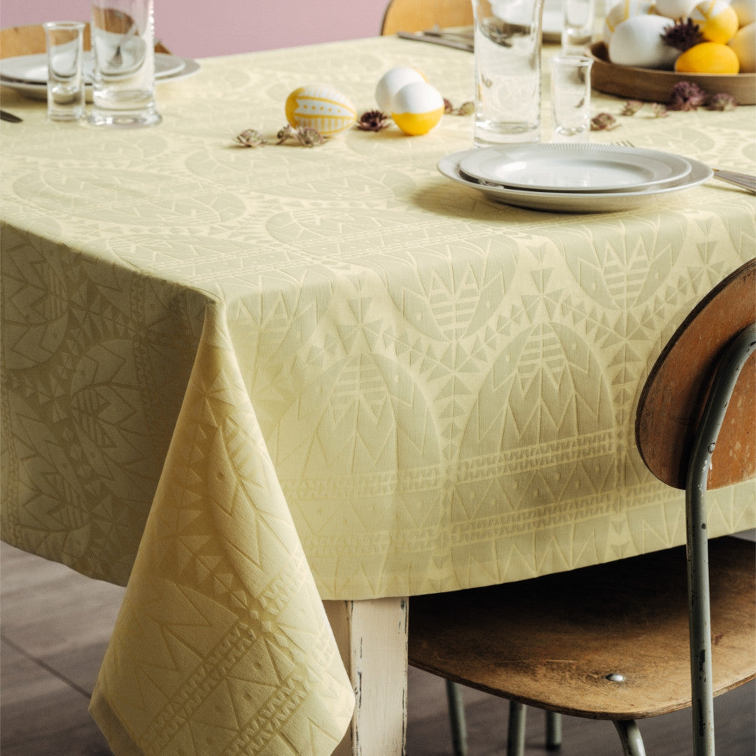Juna Easter Gul Damaskdug – Elegant påskedug 150 x 220 cm