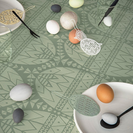 Juna Easter Lys Grøn Damaskdug – Elegant påskedug 150 x 220 cm, nærbillede