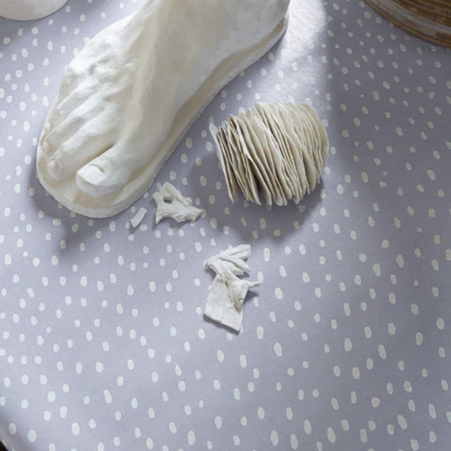 Lola Spot On Ice Grey – Voksdug med hvide prikker i kølig grå tone