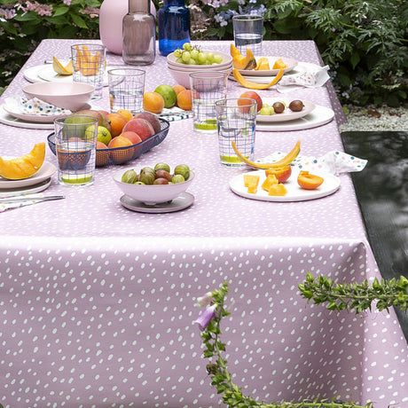 Lola Spot On Lavender – Voksdug med hvide prikker i sart lavendel