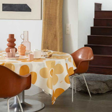 Lola voksdug – Big Flower Pumpkin med store blomster i varme nuancer, miljø