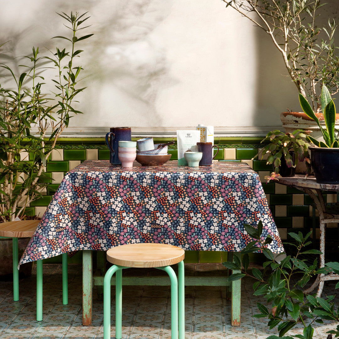 Lola voksdug – Butterflys Buffet Morning Blues med blomster i varme toner, miljø