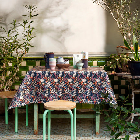 Lola voksdug – Butterflys Buffet Morning Blues med blomster i varme toner, miljø