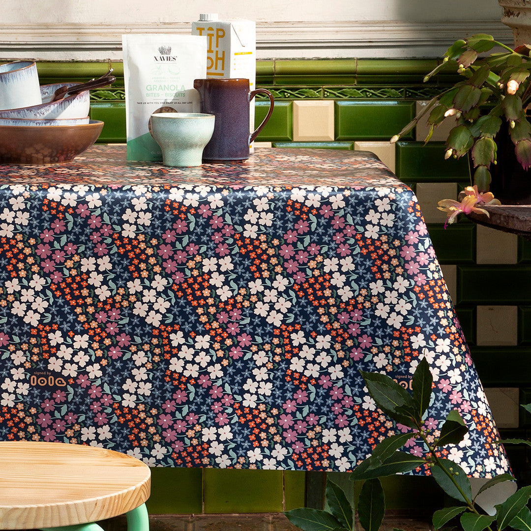 Lola voksdug – Butterflys Buffet Morning Blues med blomster i varme toner