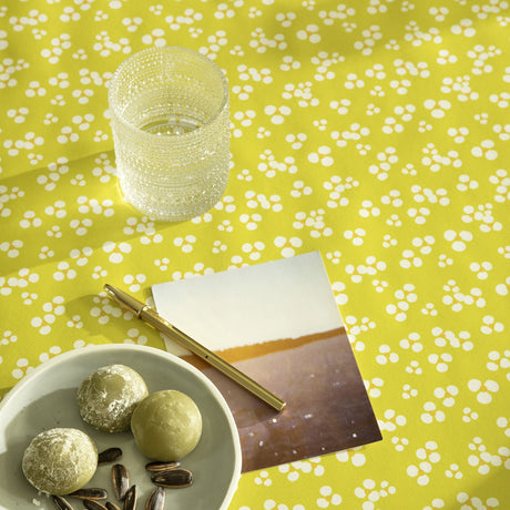 Lola voksdug – Niwa Bitter Lemon med små grafiske blomster