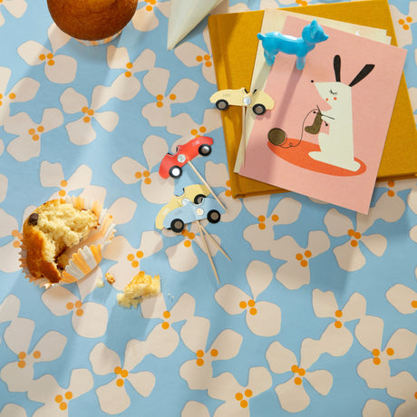 Lola voksdug – Poppy Baby Blue med lyse blomster og fine detaljer