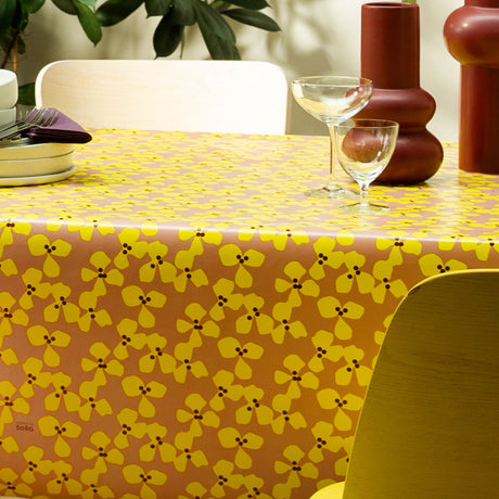 Lola voksdug – Poppy Rosenwood med varme blomster og grafisk udtryk