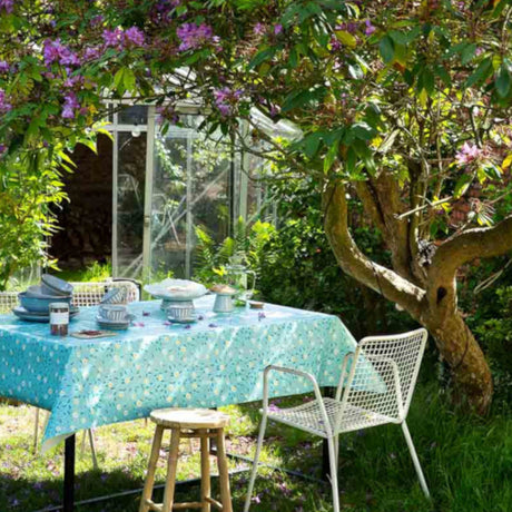 Lola voksdug – Wild & Free Pacific med let blomster- og bladmønster, miljø