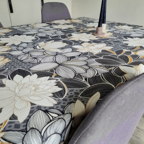 Lotus Noir – Tekstilvoksdug med grafiske lotusblade – 135 cm bred, miljø