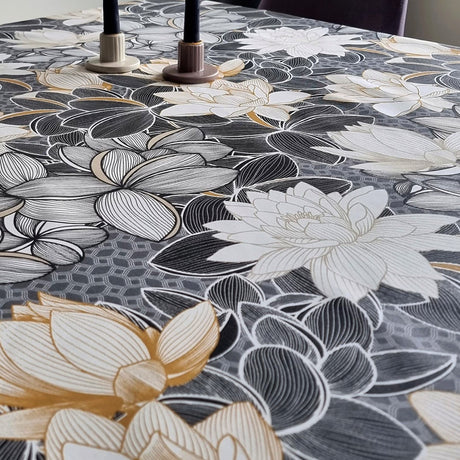Lotus Noir – Tekstilvoksdug med grafiske lotusblade – 135 cm bred