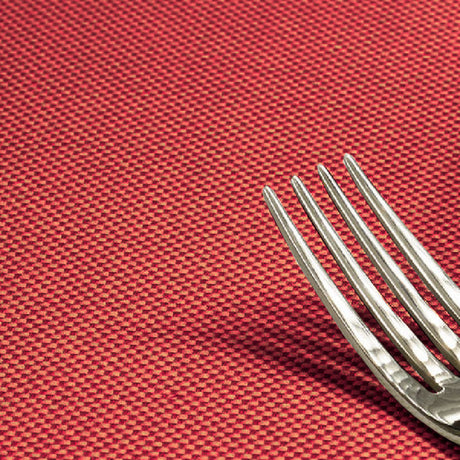 Morissot Red – Ensfarvet tekstilvoksdug med vævet struktur – 180 cm bred