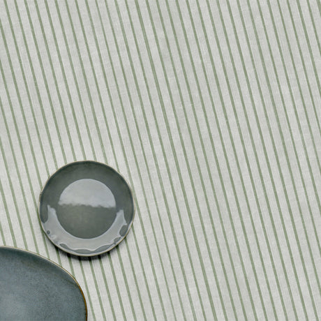 Nordfavn Claustra Sage – Stribet voksdug i støvet grøn