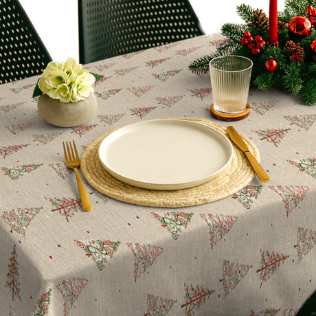 Nordfavn Crisp Evergreen – Juletekstilvoksdug med grafiske grantræer