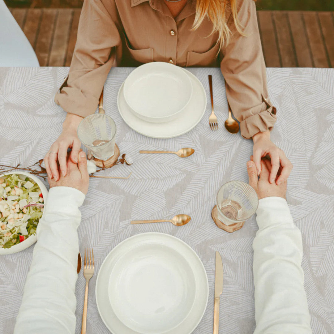 Nordfavn Edna Leaf – Tekstilvoksdug i sand med blødt bladmønster