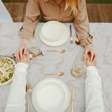 Nordfavn Edna Leaf – Tekstilvoksdug i sand med blødt bladmønster