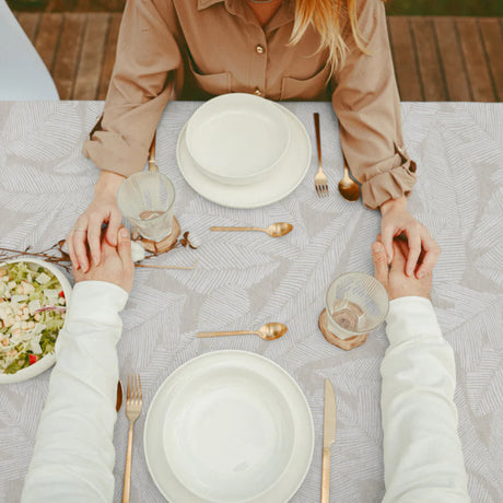 Nordfavn Edna Leaf – Tekstilvoksdug i sand med blødt bladmønster
