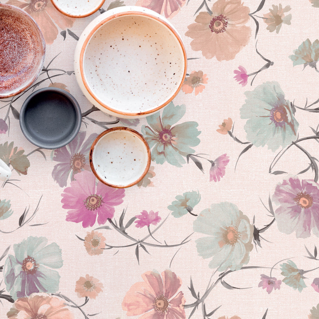 Nordfavn Gerbera Beige – Lys voksdug med bløde blomster og hørinspireret print, motiv