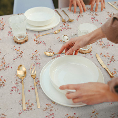 Nordfavn Kassia Natur – Blomstret tekstilvoksdug i bløde, romantiske toner