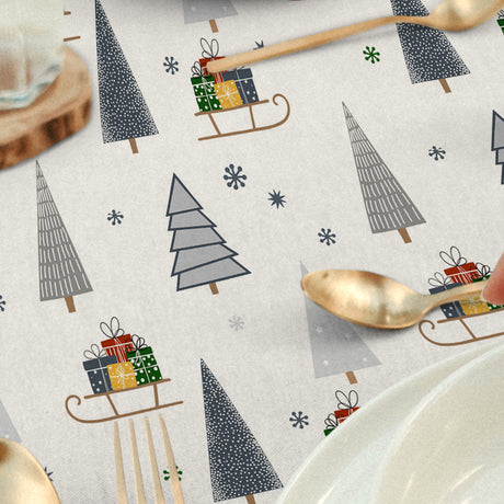 Nordfavn Pine Winter – Juletekstilvoksdug med træer og slæder