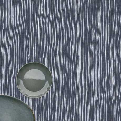 Nordfavn Strange Ways Indigo – Stribet voksdug i dyb blå med roligt udtryk