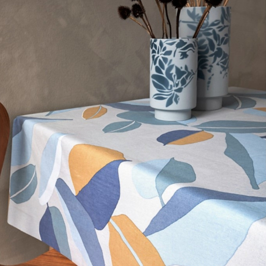 Palm Blue – Susanne Schjerning tekstilvoksdug med skridsikker bagside, miljø