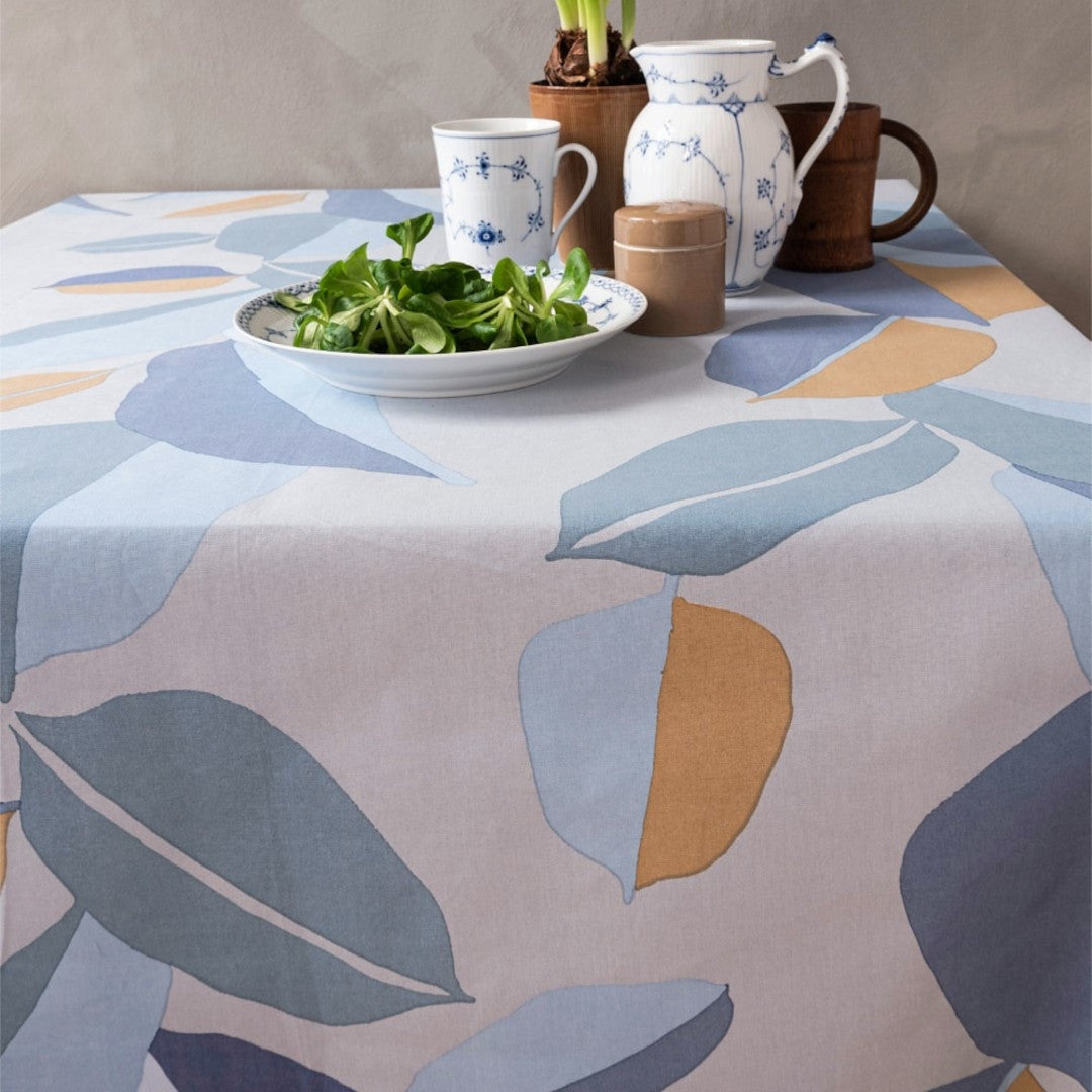 Palm Blue – Susanne Schjerning tekstilvoksdug med skridsikker bagside