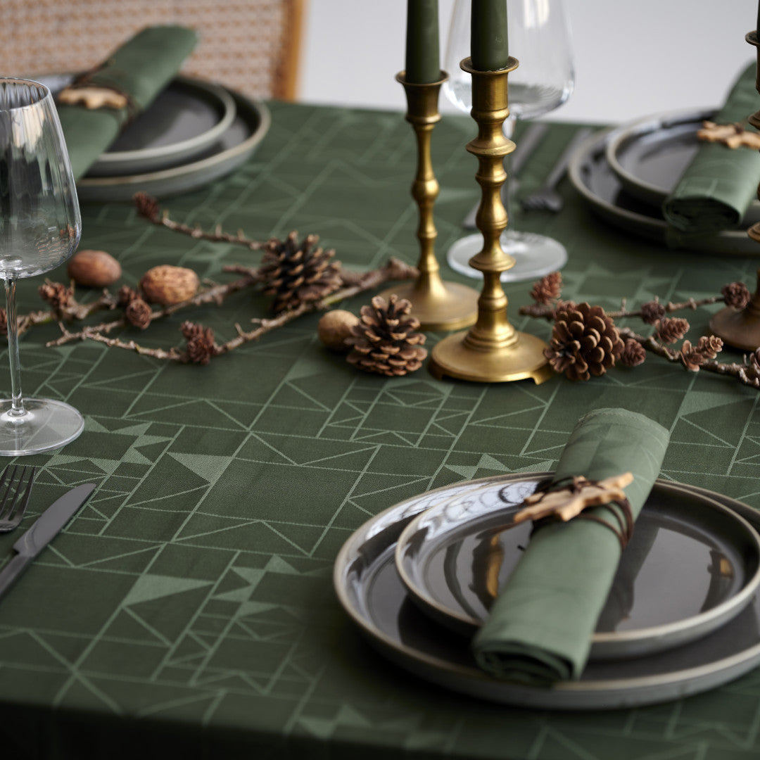 Södahl Star Damask – Grafisk stjernemønster i Forest Green 140 x 320 cm