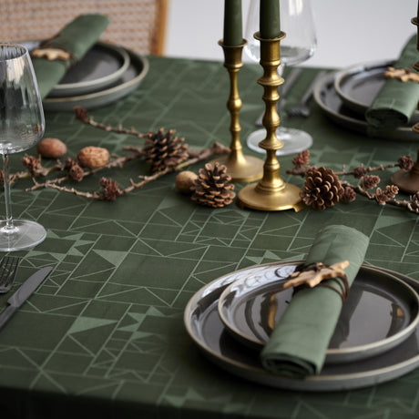 Södahl Star Damask – Grafisk stjernemønster i Forest Green 140 x 320 cm