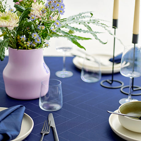 Södahl Tiles rund damaskdug i indigo – Ø180 cm, nærbillede