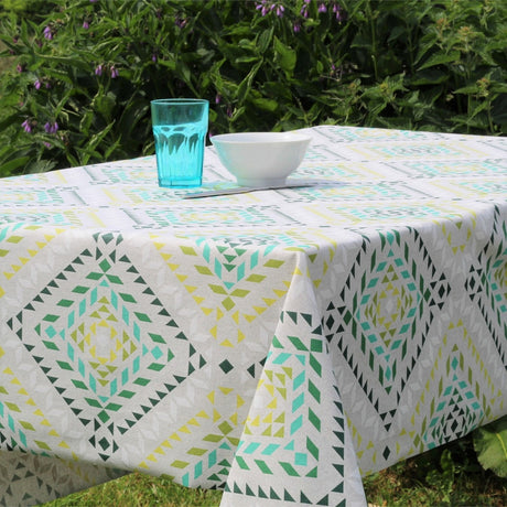 Smalts Geo Green – Tekstilvoksdug med grafisk mønster – 150 cm bred