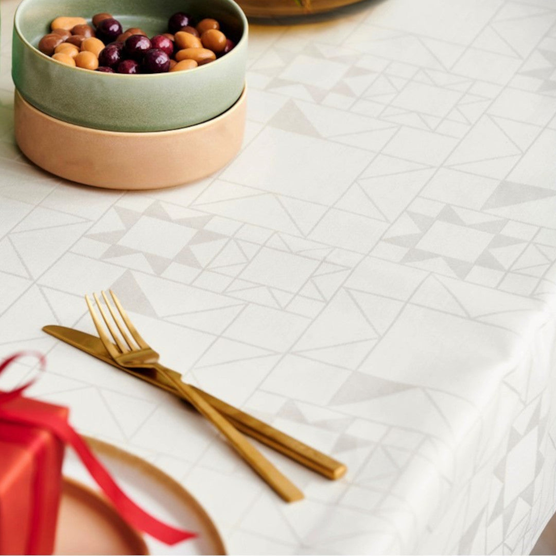 Star Damask Light Beige – Södahl tekstilvoksdug med skridsikker bagside