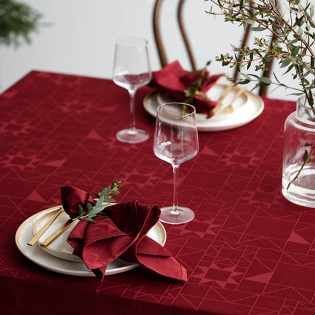 Star Damask Red – Södahl damaskvævet tekstilvoksdug med skridsikker bagside, miljø