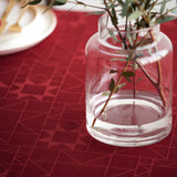 Star Damask Red – Södahl damaskvævet tekstilvoksdug med skridsikker bagside