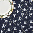 Starry Angels Blue – Tekstilvoksdug med engle og stjerner – 155 cm bred