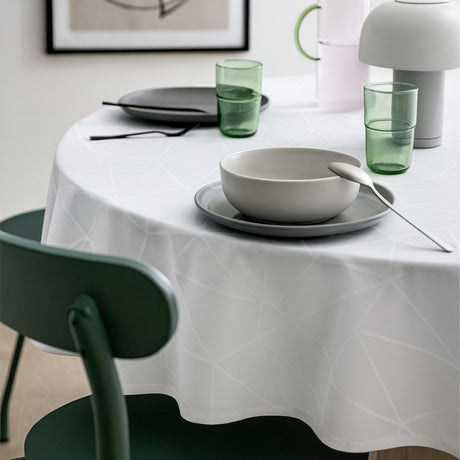 Tilde Hvid fra Engholm – Rund klassisk damaskdug Ø200 cm, miljø