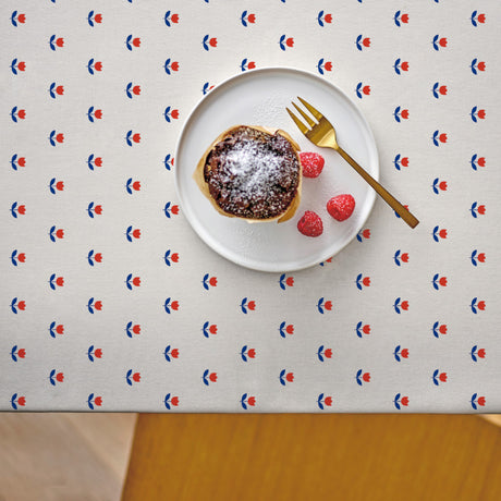 Tulip Royal Blue – Södahl tekstilvoksdug med tulipanmotiv i rød og blå, miljø