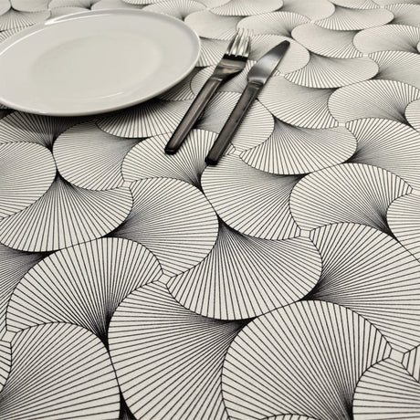 York Graphic Noir – Tekstilvoksdug i bomuld med grafisk spil – 155 cm bred