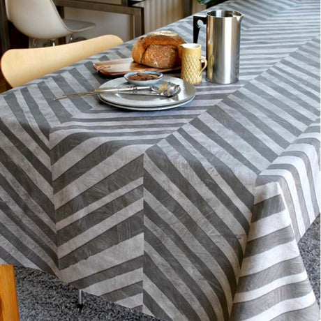 Zigzak Graytone – Susanne Schjerning tekstilvoksdug med skridsikker bagside